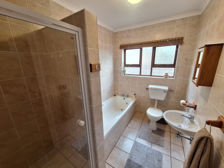 3 Bedroom Property for Sale in Wavecrest Eastern Cape